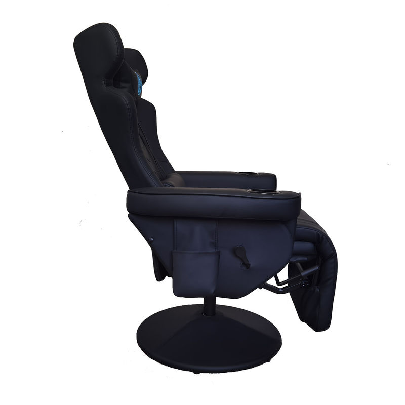 La salle de jeux doit avoir une chaise de jeu de luxe entièrement noire avec un porte-coupe et des haut-parleurs Bluetooth